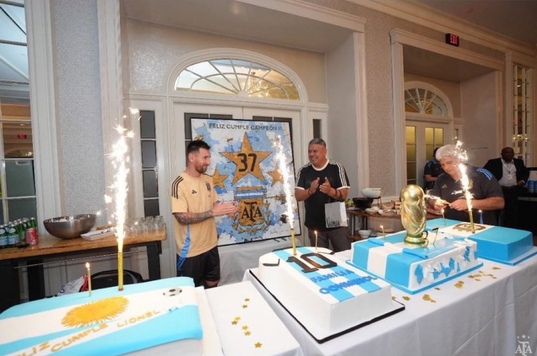 隆重！阿根廷足协为梅西献上华丽蛋糕，庆祝梅西37岁生日